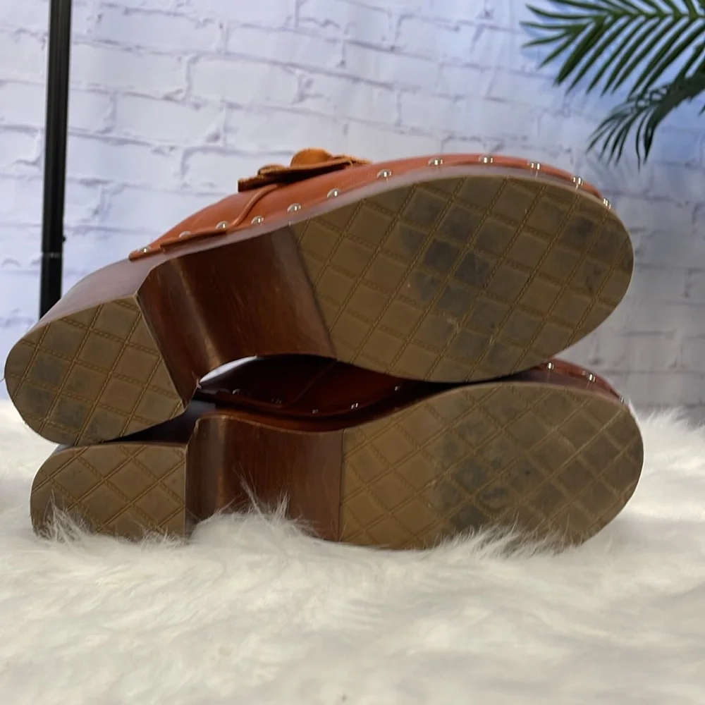 CHANEL leather clog